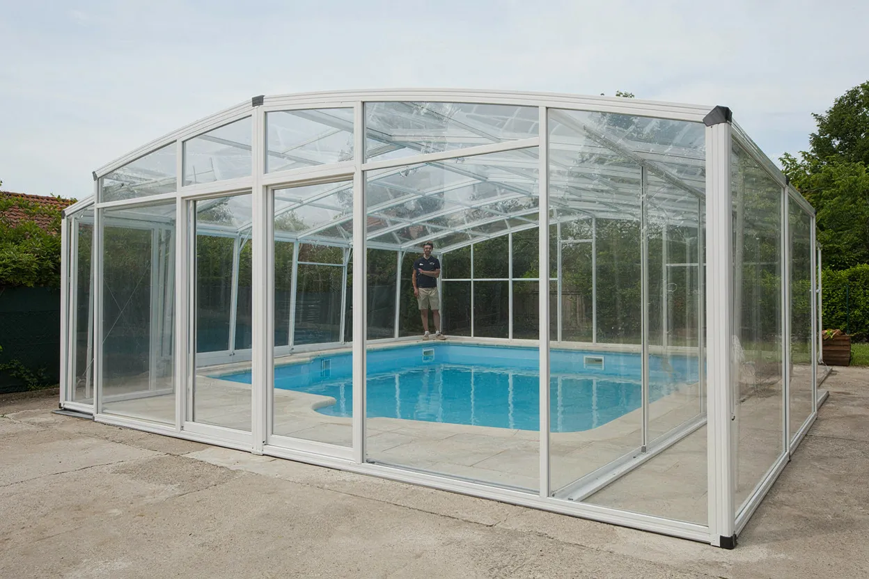 Abri de piscine mi-haut permettant de circuler à l'abri