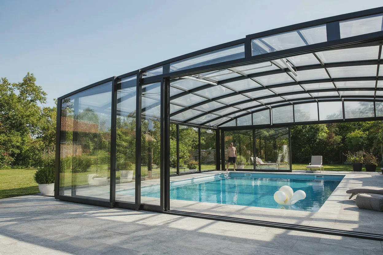 Abri de piscine télescopique aux modules partiellement escamotés