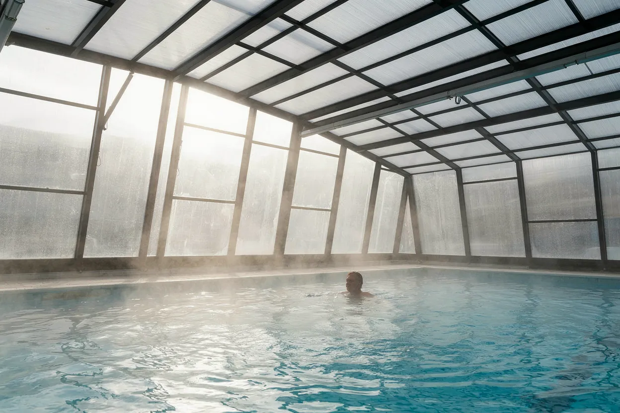 Baigneur nageant dans une piscine couverte chauffée en hiver